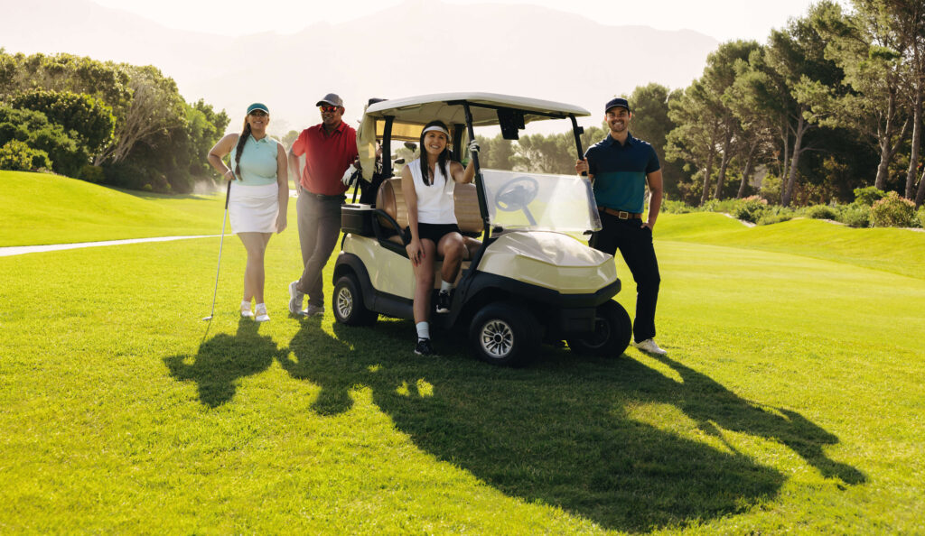 Freunde zusammen auf einem Golfplatz