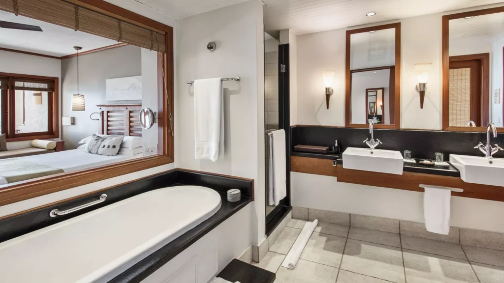 DELUXE GARDEN VIEW_BATHROOM.jpg