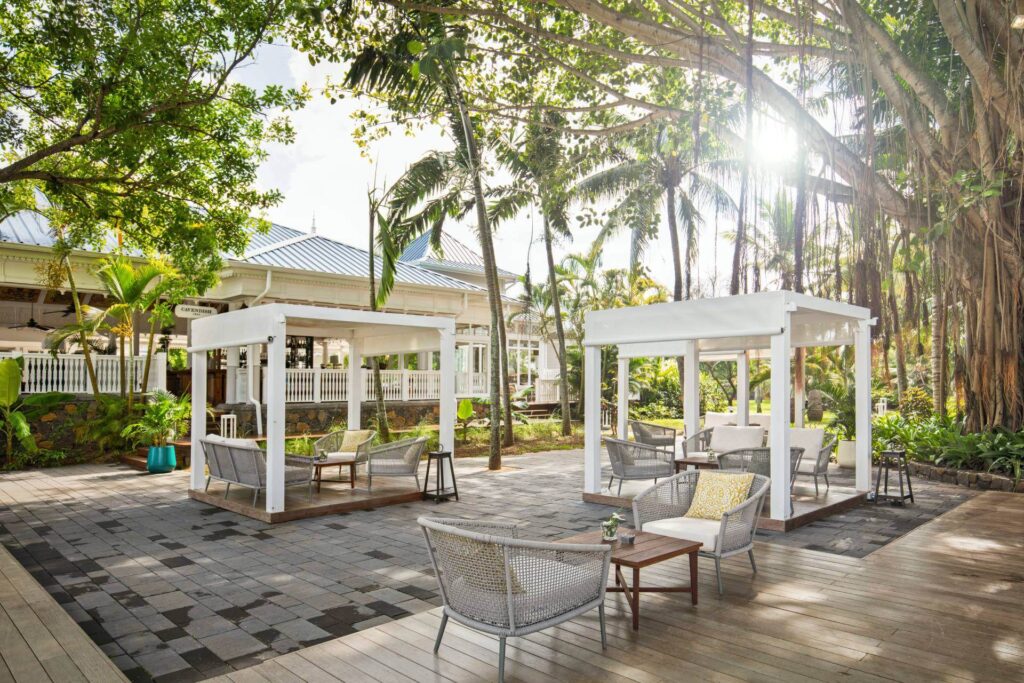 Heritage Le Telfair - Under the banyan - In front of the Cavendish