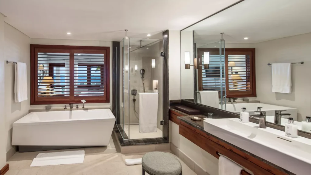 SENIOR SUITE_BATHROOM.jpg