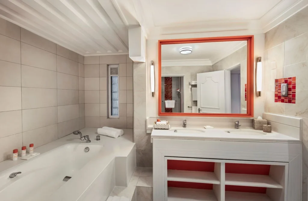 ambre-suite-badezimmer-badewanne-doppelwaschtisch