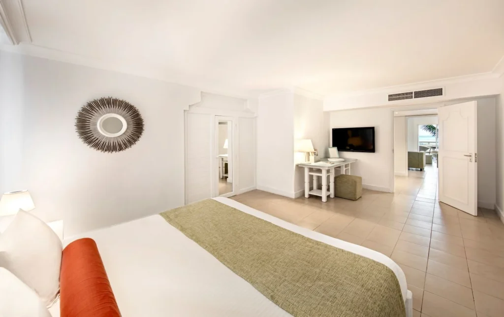 ambre-suite-schlafzimmer-durchblick-wohnbereich