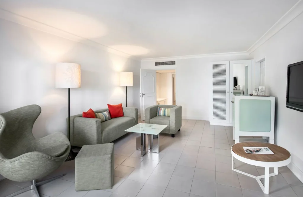 ambre-suite-wohnbereich-sofa-sessel-minibar