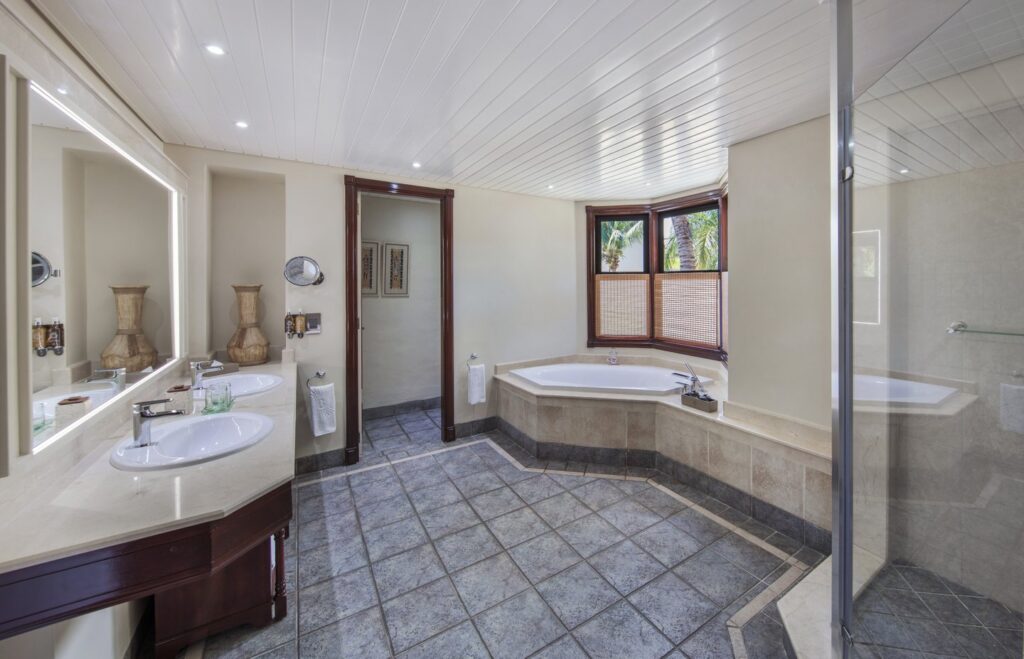 dinarobin-senior-suite-1
