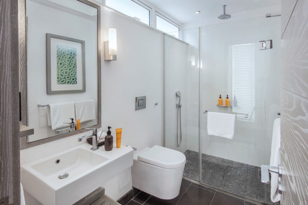lbfamilysuitebathroom